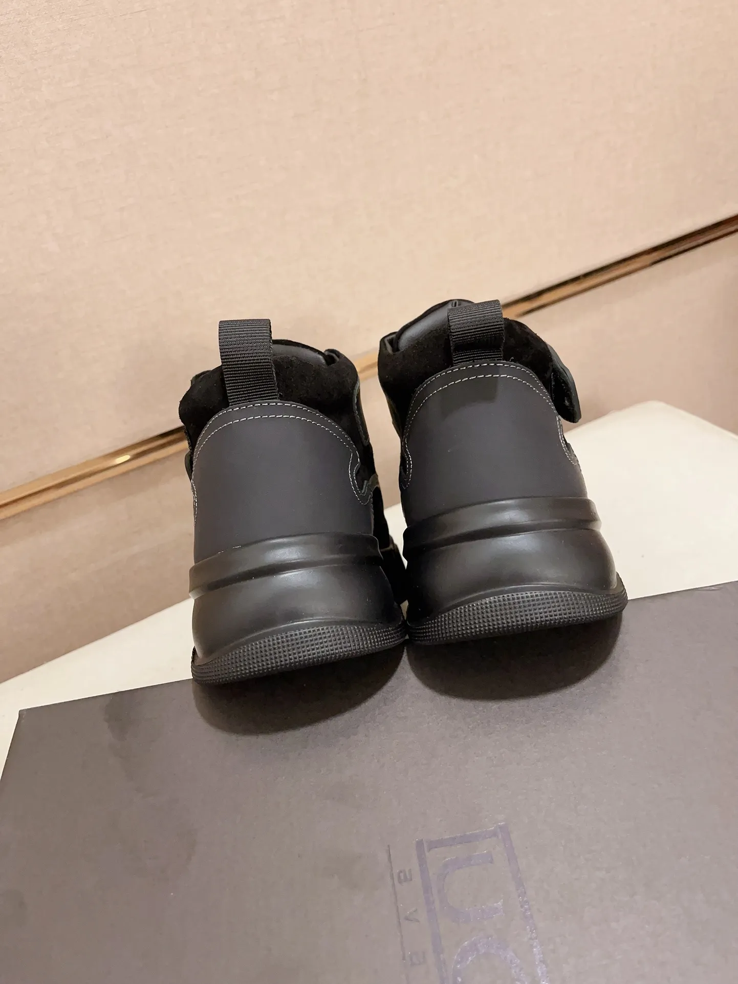 Factory Price: 380 Men's Men's Shoes💰North American Men's Shoes Ugg ☃️In the special sale of new high-quality men's shoes and snow boots in autumn and winter, the nemesis of extreme cold weather! Made of cowhide leather, merino wool lining, and original outsole, whether driving, outdoor or daily wear, there is always one that suits you! Code number 39-44